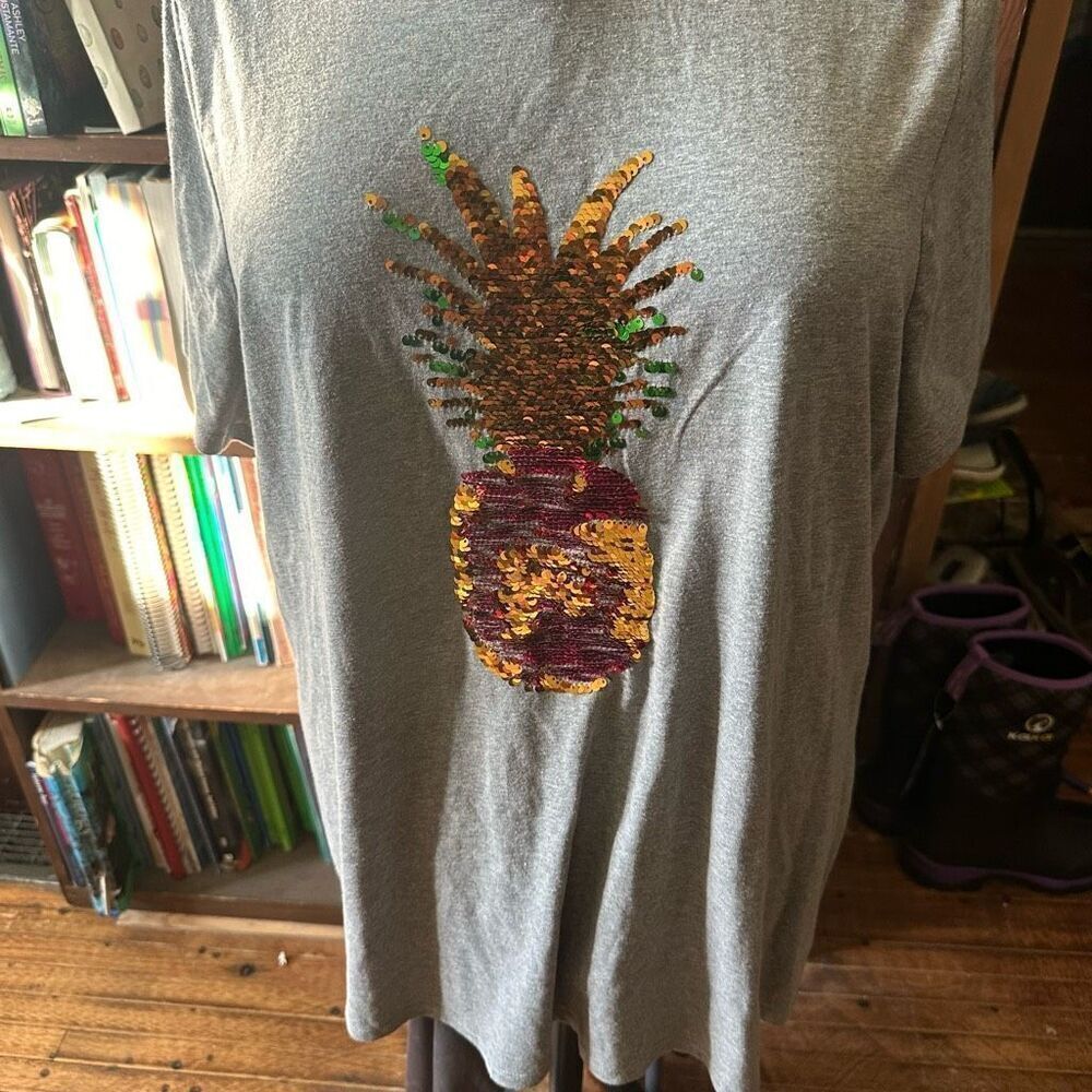 Lane Bryant Gray Short Sleeve Tee with Reversible Sequin Pineapple